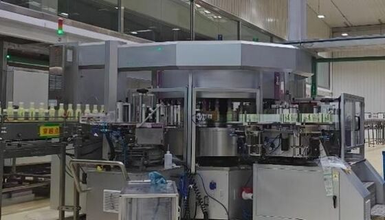 kaufen Modulare Etikettierausrüstung, die vier selbstklebende oder warmschmelzende kombinierte Etikettierstationen unterstützt online manufacture