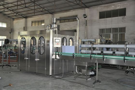 İyi bir fiyat. 50KW Otomatik Plastik Şişelenmiş Su Sıcak Dolum Hattı Makinesi Meyve Suyu Çayı İçin çevrimiçi